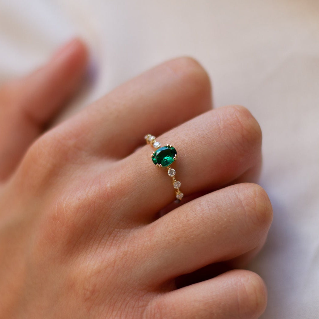 Perfect Emerald Diamonds Engagement Ring for Wife to Be 7 x 5 mm Oval