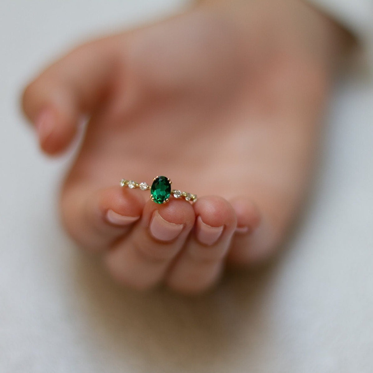 Perfect Emerald Diamonds Engagement Ring for Wife to Be 7 x 5 mm Oval