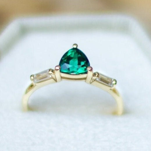 Dainty Emerald Ring, Minimalist Triangle Emerald Ring, Emerald Diamond Ring, Side Stone Ring, Baguette Moissanite Ring,Trillion Emerald Ring