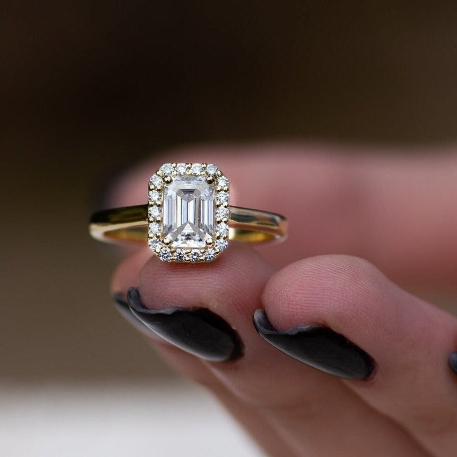 Luxurious Emerald Cut Diamond Engagement Statement Ring VS